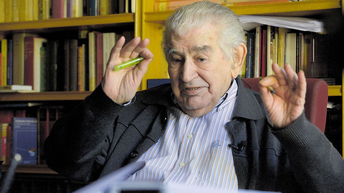 El poeta Antonio Gamoneda será uno de los participantes en el ciclo 'Literariamente', que llega por primera vez a León. | MAURICIO PEÑA