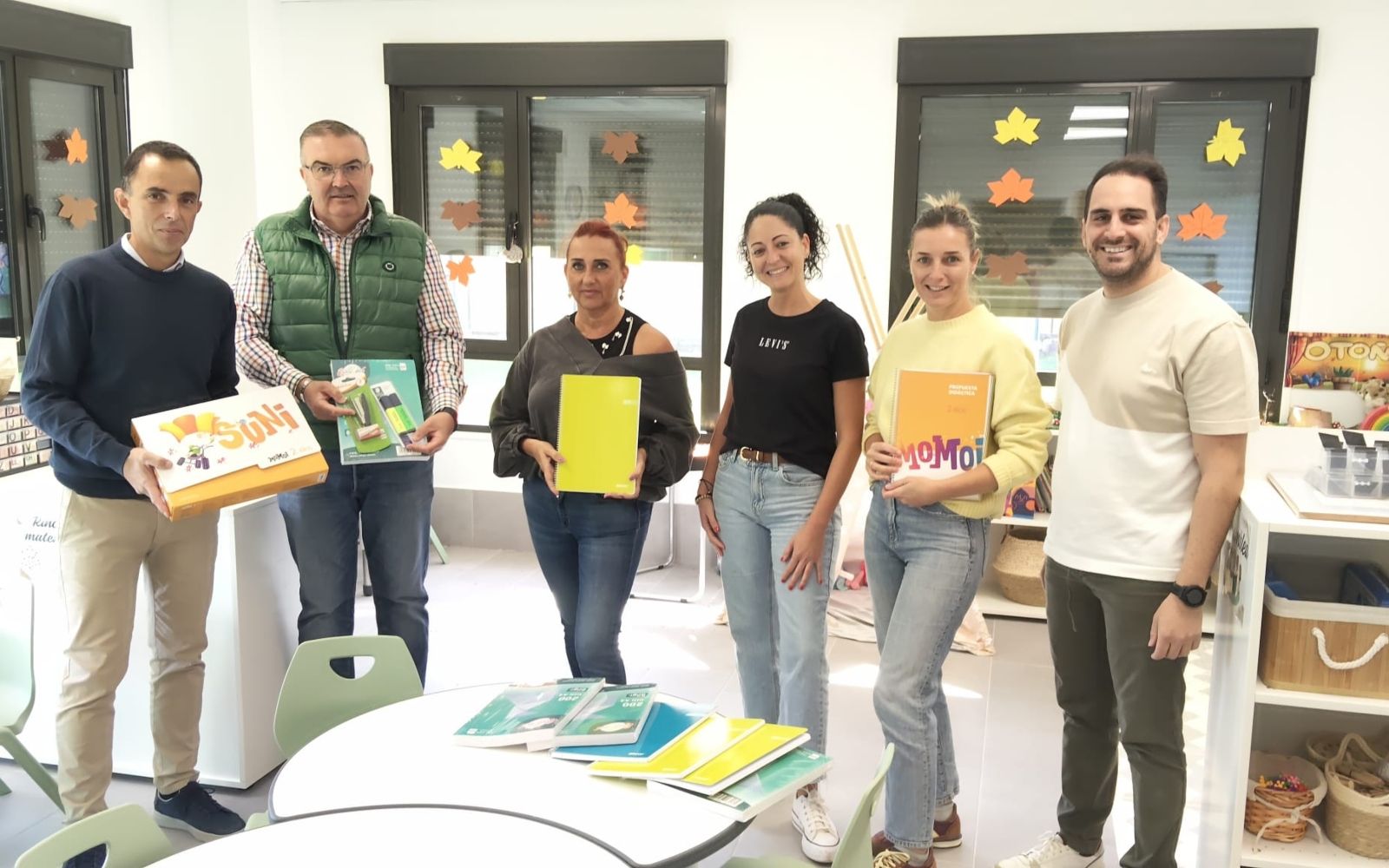 Foto de familia de los participantes en la entrega de material escolar | L.N.C.