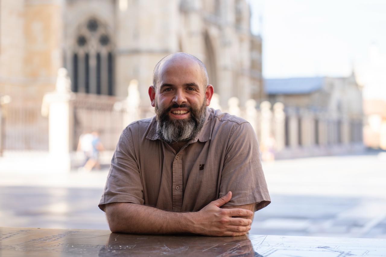 El autor de ‘La bandera en la cumbre. Una historia política del montañismo’, Pablo Batalla Cueto. |  JAVIER VALLADARES