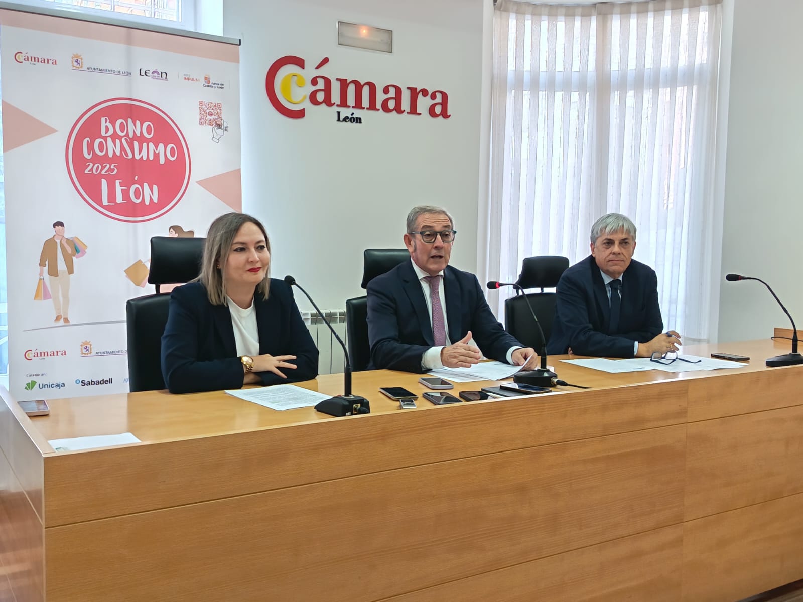 Camino Orejas, Javier Vega y Eduardo Diego, durante su comparecencia sobre los bonos al consumo. | LNC