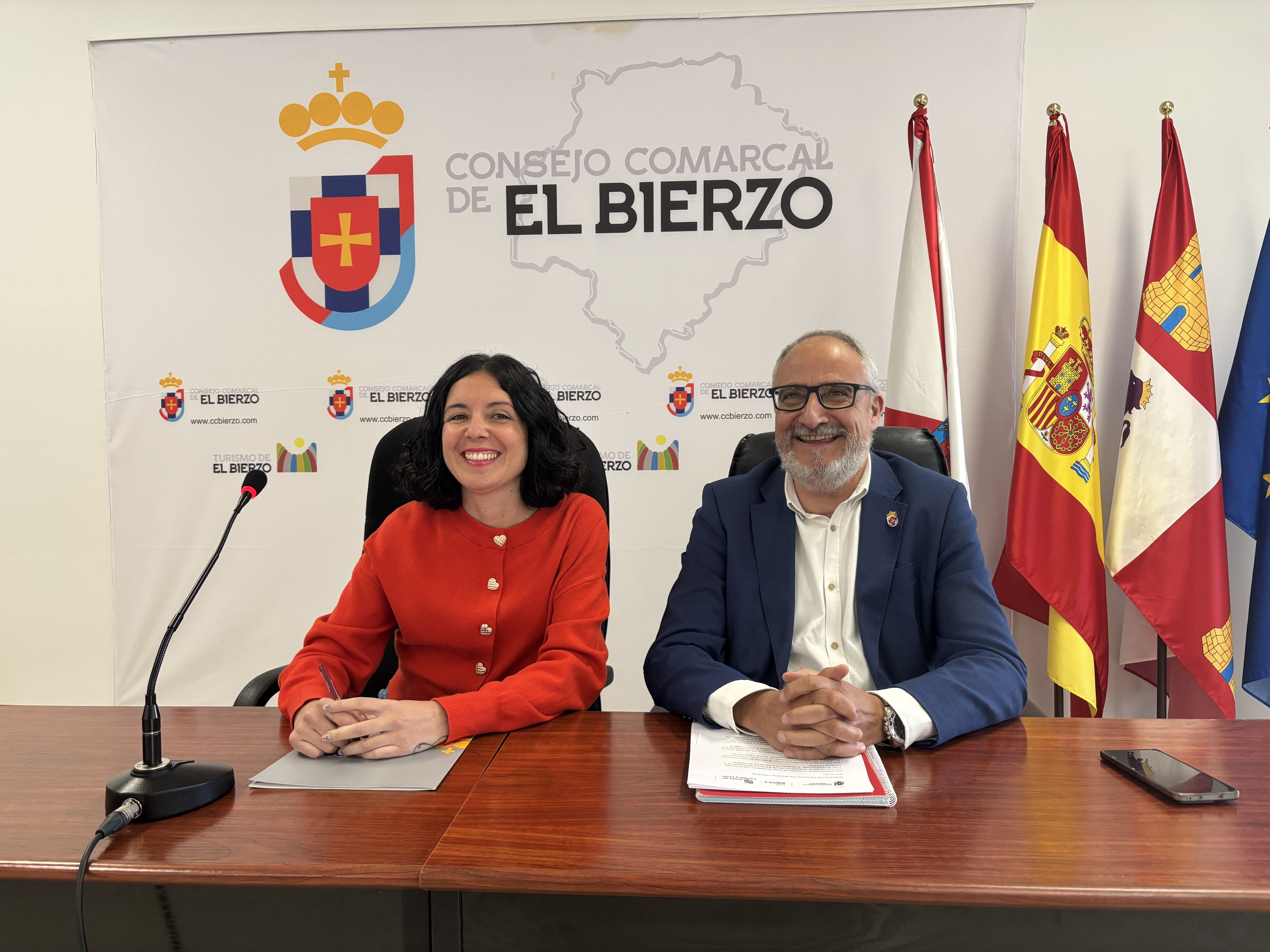 La consejera Laura Fernández y el presidente Olegario Ramón. | JAVIER FERNÁNDEZ La consejera Laura Fernández y el presidente Olegario Ramón. | JAVIER FERNÁNDEZ