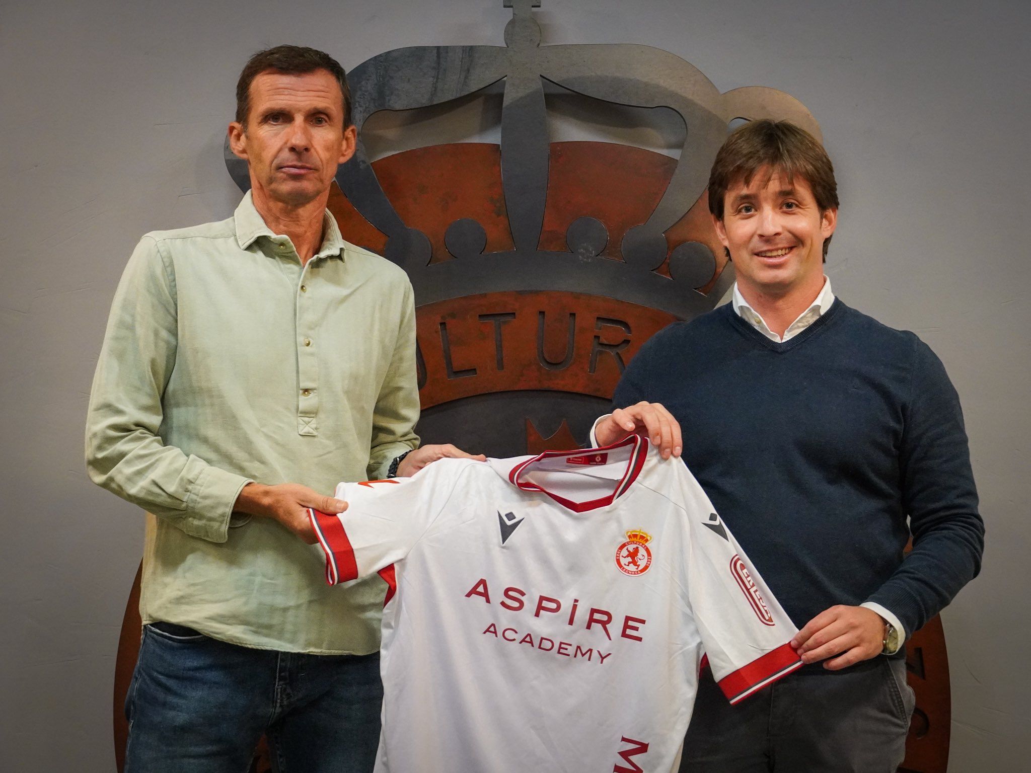 'Cuco' Ziganda junto a José Manzanera tras firmar su contrato con la Cultural.