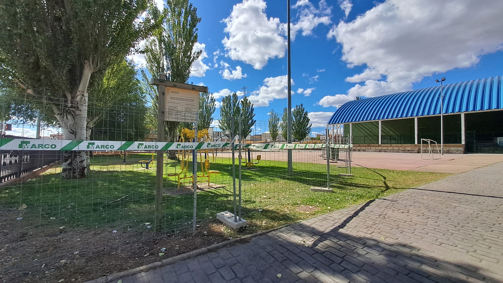 Buena parte del parque del Cardadal de Navatejera fue vallado ayer y verá reducido su tamaño por las obras. | DAVID IGLESIAS