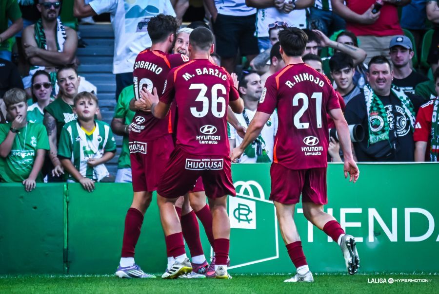 Plantilla de la Cultural celebrando uno de los goles ante el Racing en Santander. LALIGA