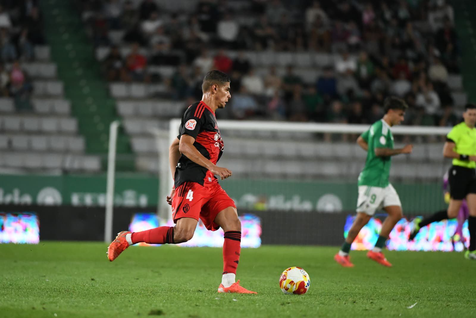 Boris Moltenis con el balón durante el partido ante el Racinf de Ferrrol. FERROL