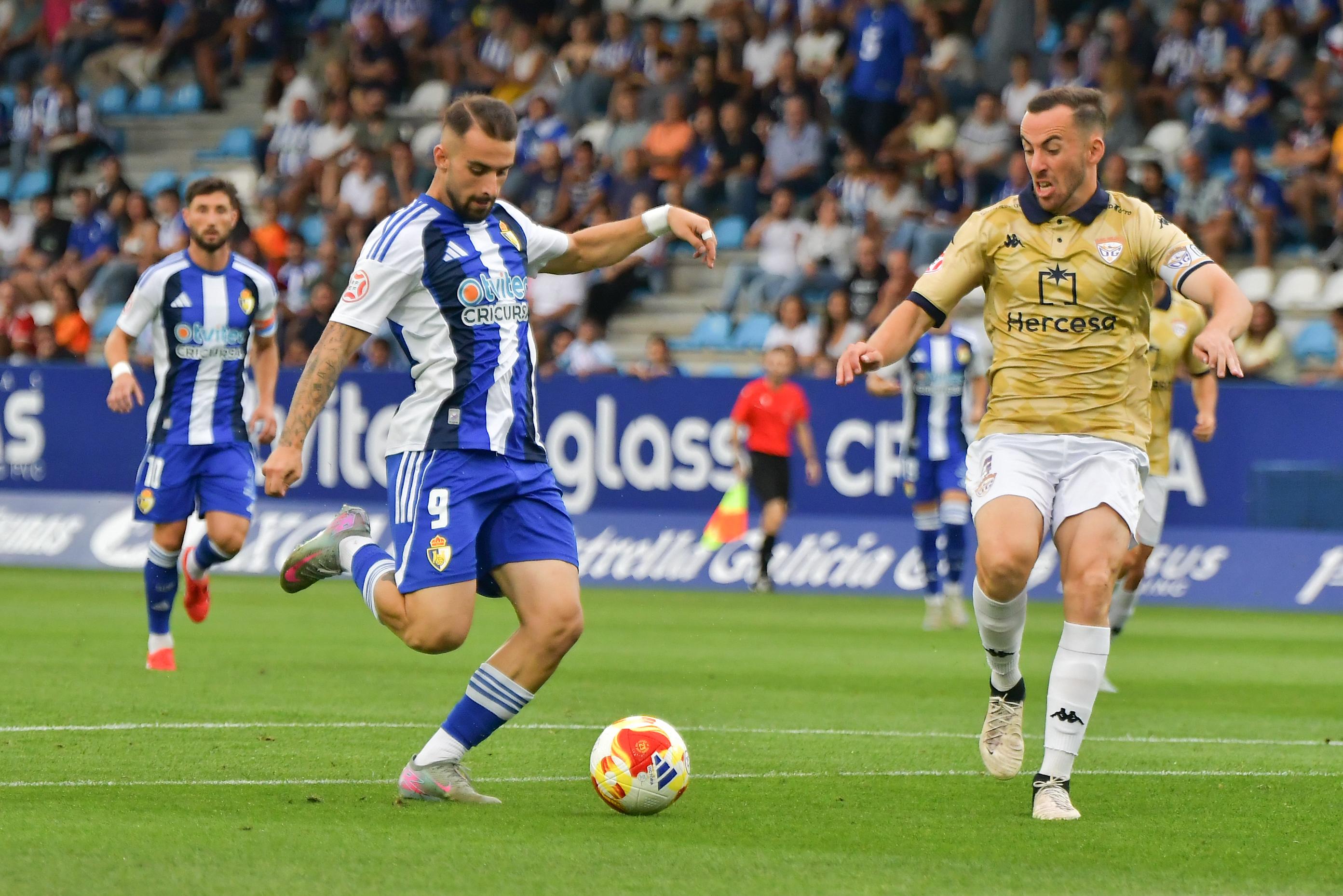 Cortés realiza un disparo a puerta durante el último partido de la Ponferradina en casa. QUINITO