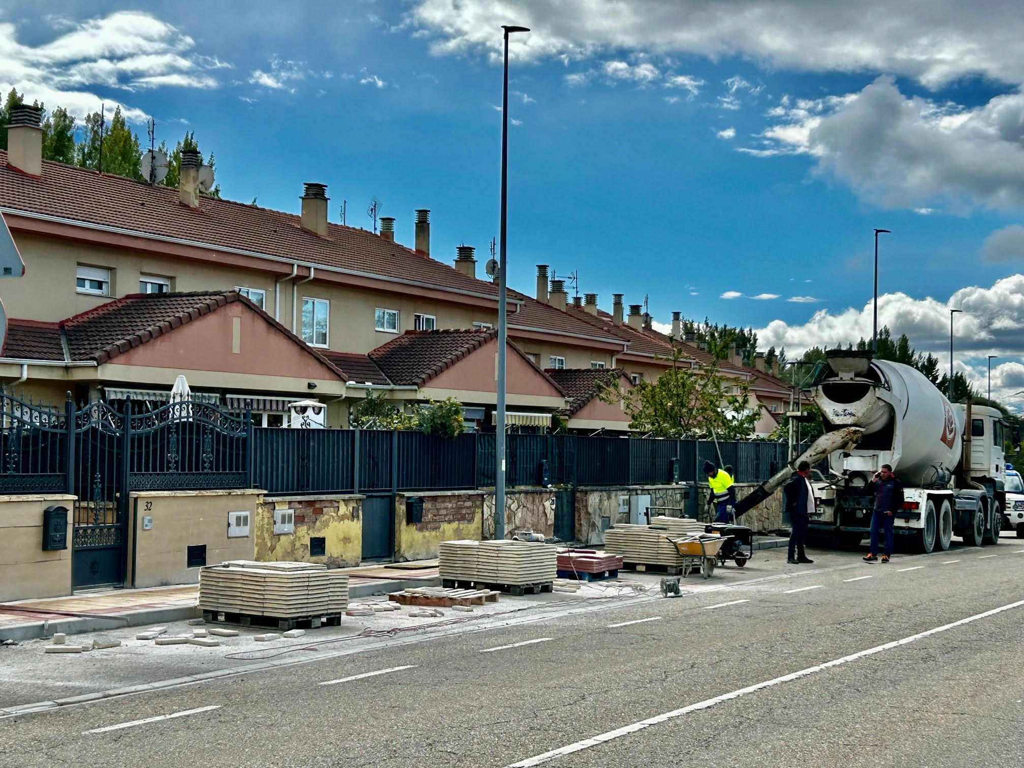 Una obra necesaria debido tanto al estado de deterioro como a la insuficiencia de anchura. 