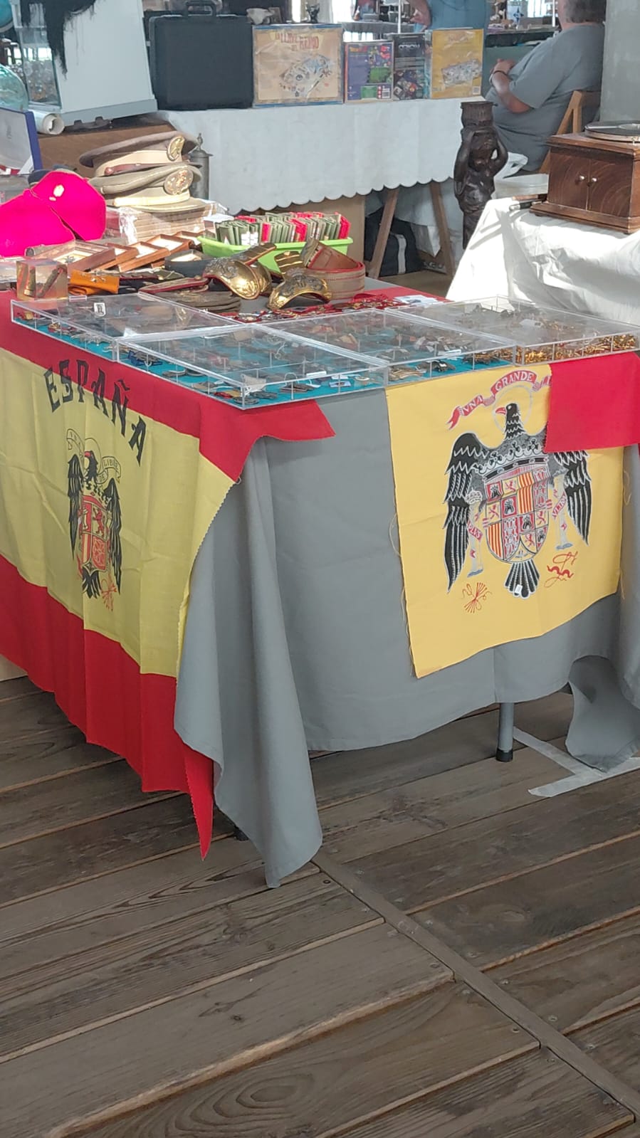 Artículos presentes en la feria de antigüedades de Ponferrada.