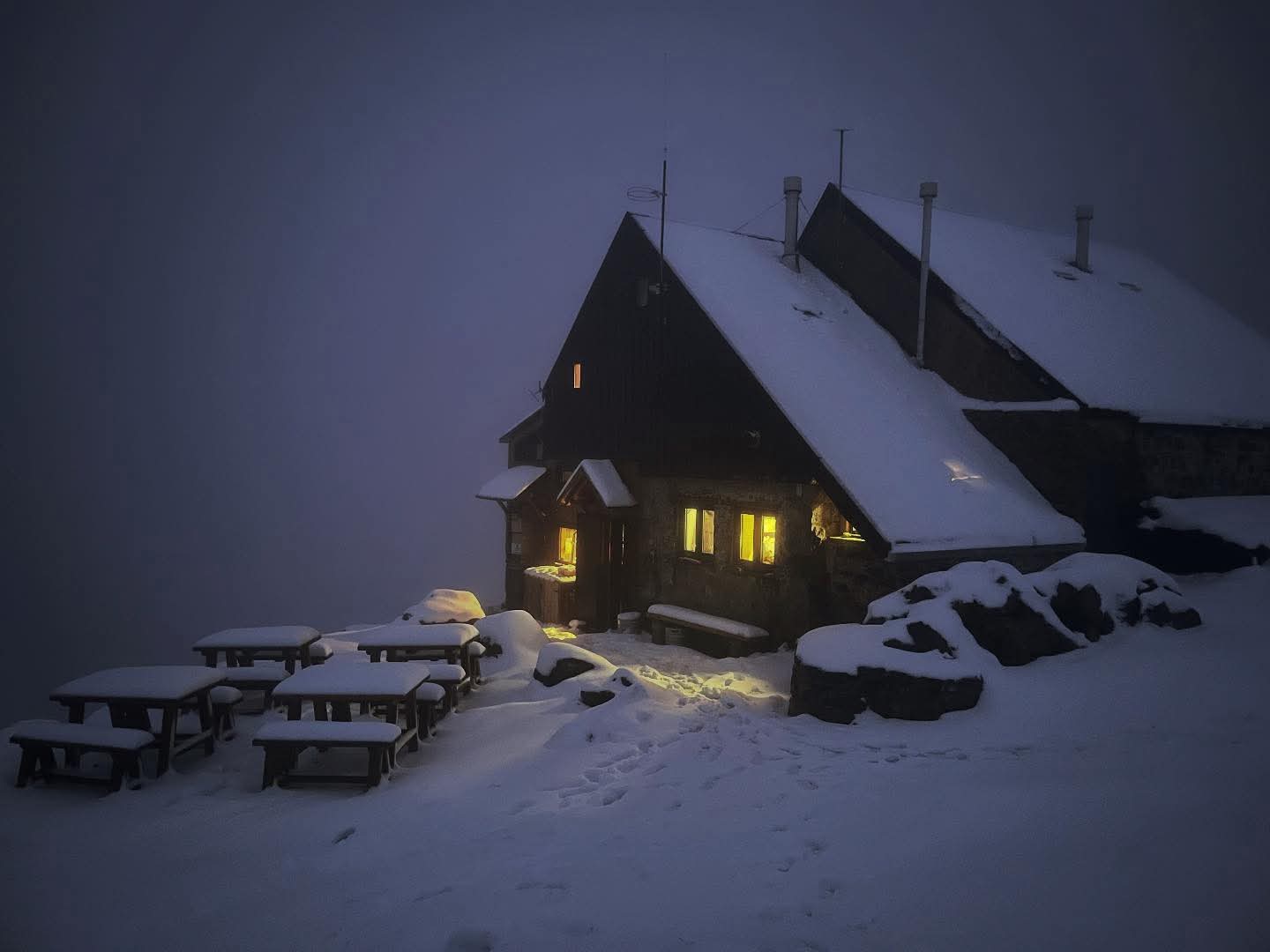 Refugio de Collado Jermoso con la nieve la pasada noche. | VALLE DE VALDEÓN