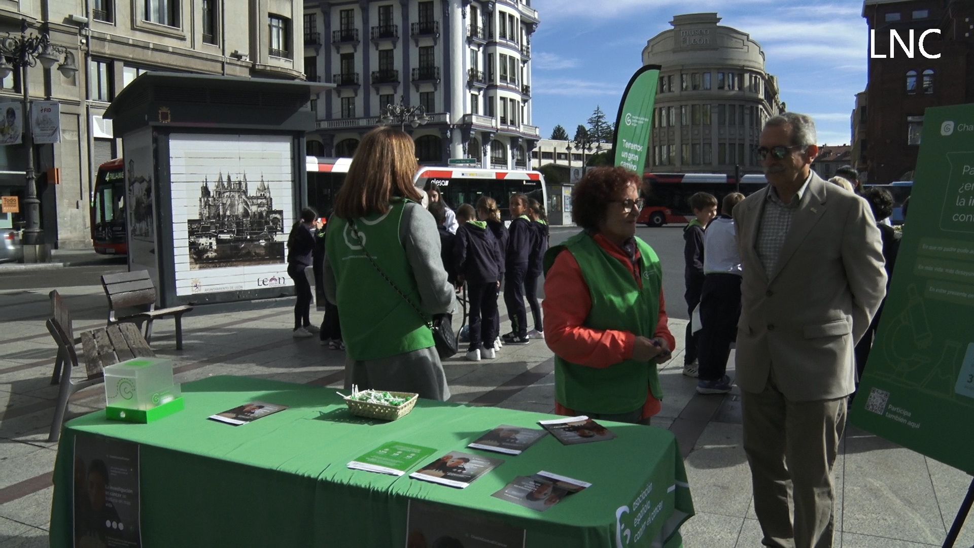 Imagen de la mesa informativa habilitada por la Asociación Española contra el Cáncer en Santo Domingo. | LAURA PASTORIZA