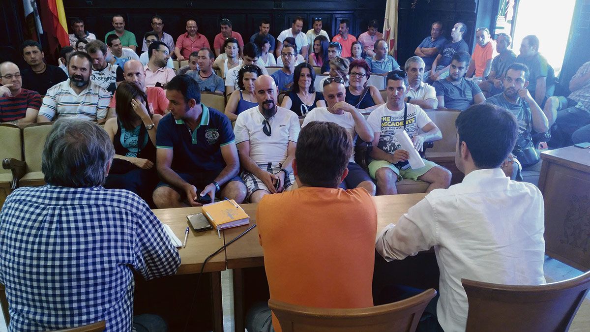 Un momento de la reunión con los trabajadores de Embutidos Rodríguez en el Ayuntamiento de Astorga. | P. FERRERO