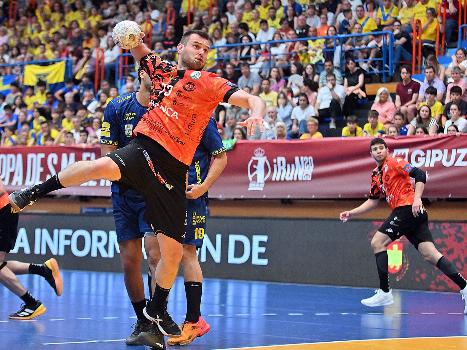 Benites lanza en el último Ademar - Bidasoa. | RFEB