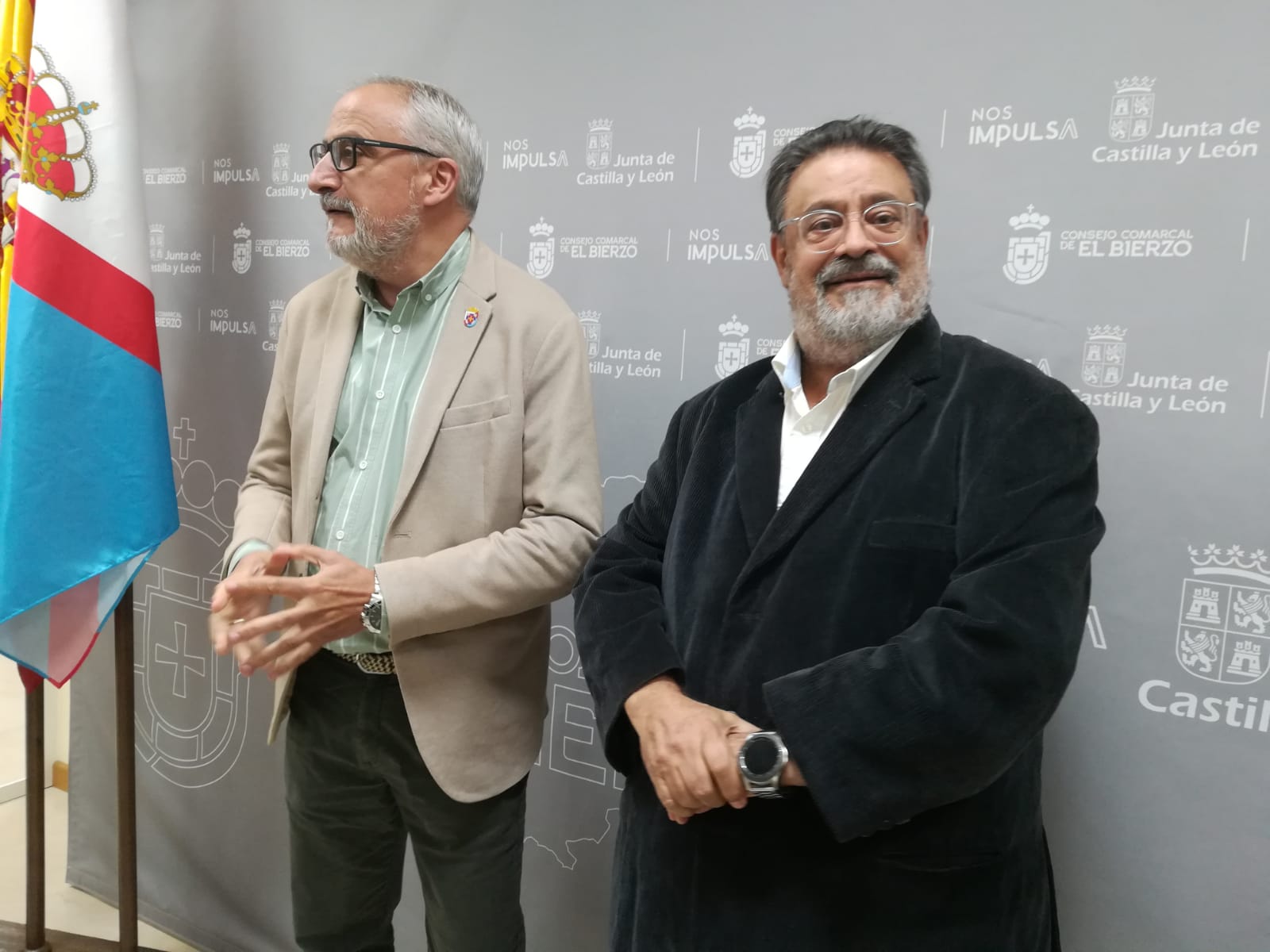 Enrique López con Olegario Ramón en el Consejo Comarcal. | MAR IGLESIAS