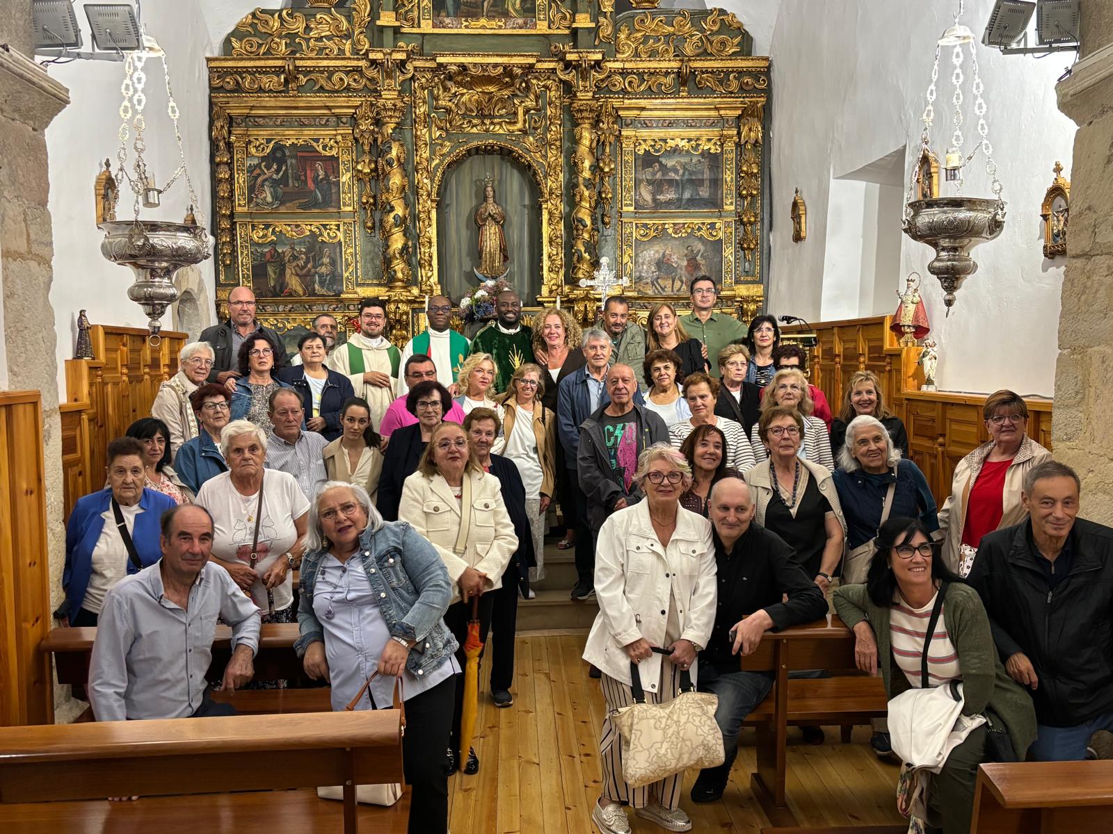 Un instante del acto de homenaje a los dos sacerdotes de La Vecilla. | L.N.C.