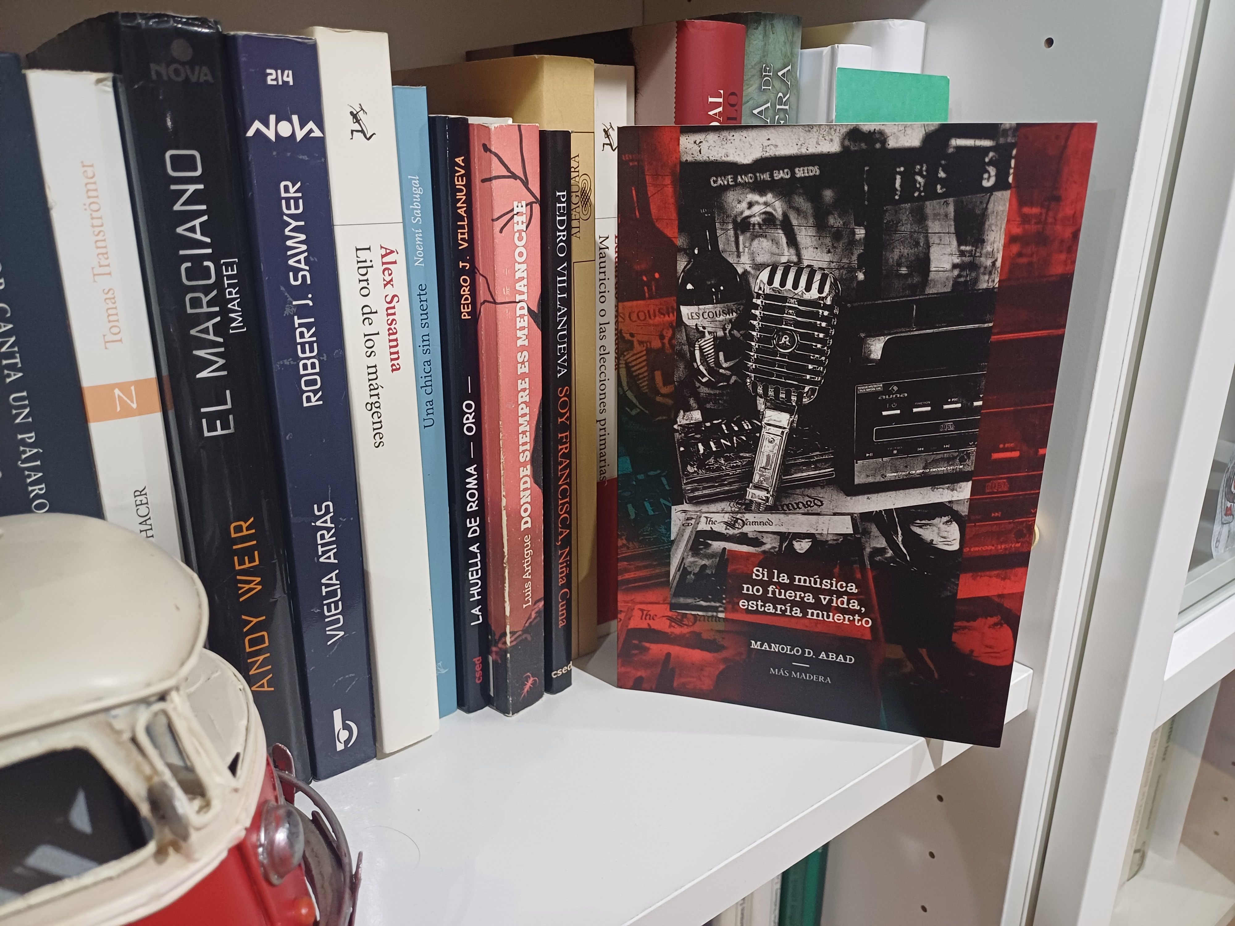 Portada del libro protagonista en la estantería de Ruy. 
