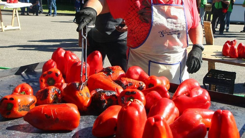 Asando pimientos, en una edición anterior de la Feria en Carracedelo. | Ical