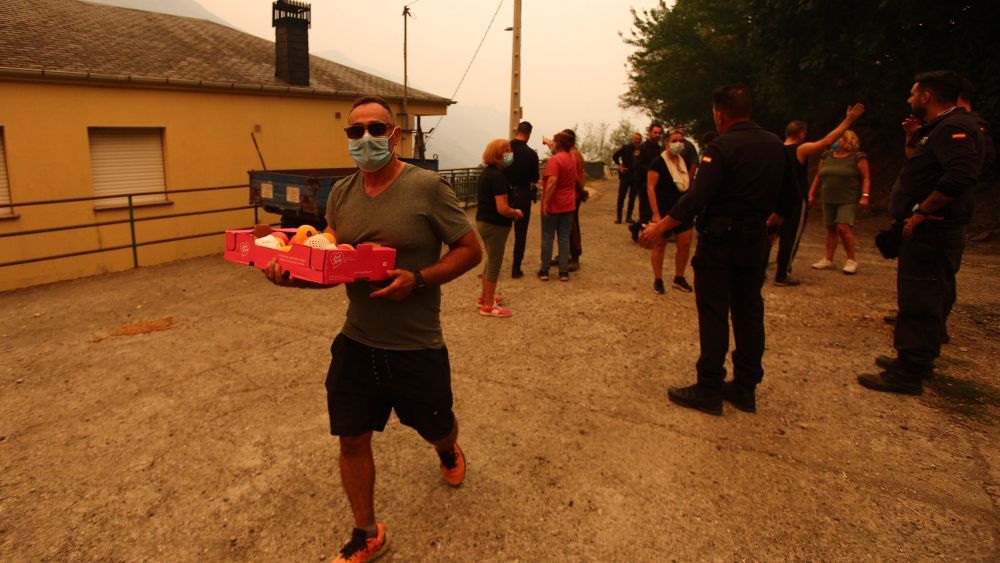 Imagen de archivo del desalojo de los pueblos durante los incendios. | CÉSAR HORNIJA (Ical)