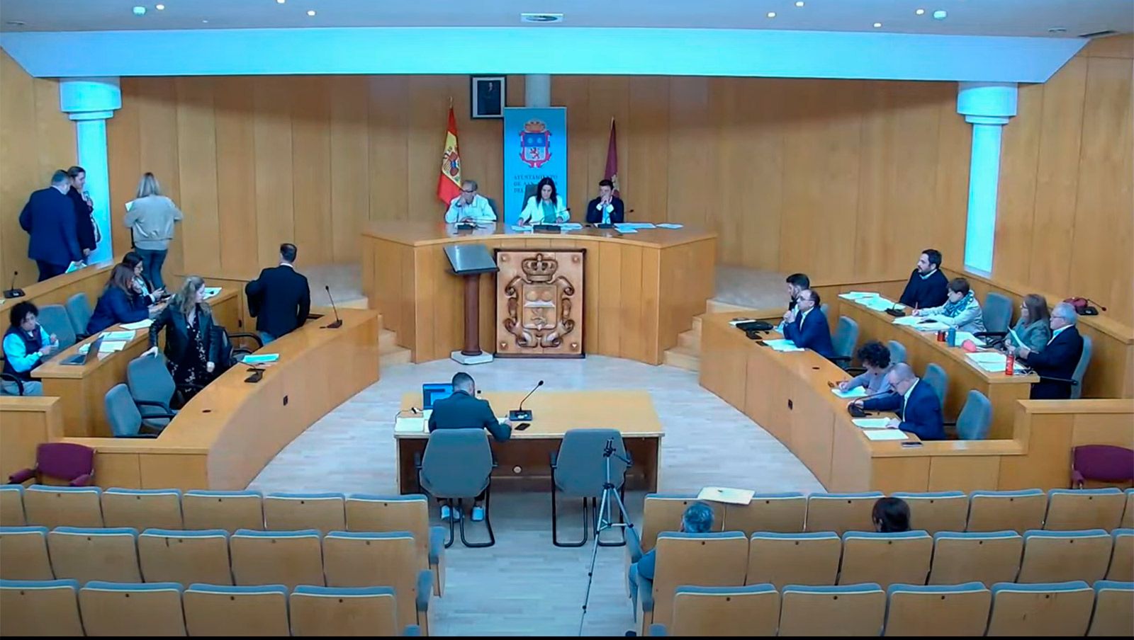 Instante en el que los concejales del PP abandonan el pleno.