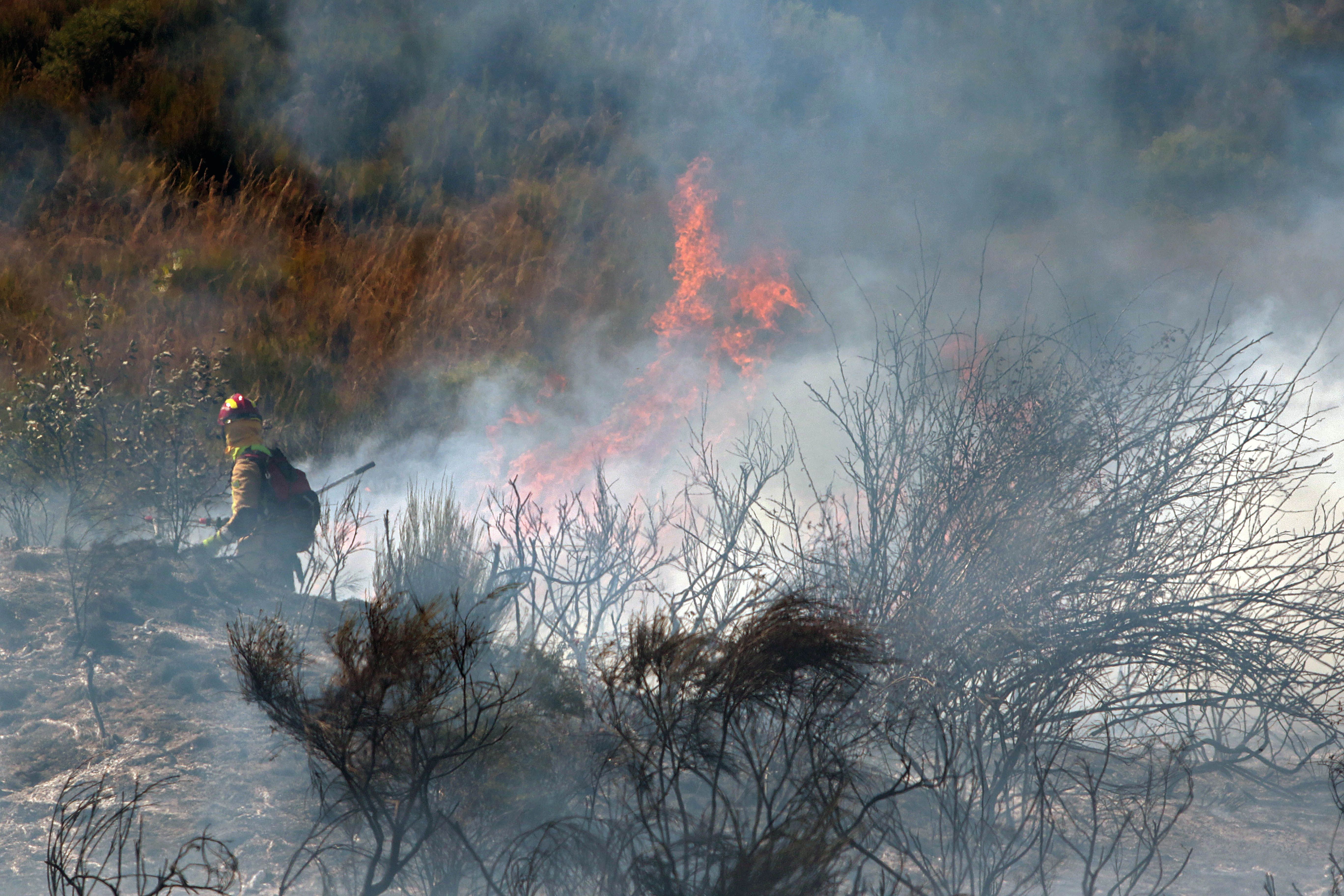 Incendio en Villasinta de Torío, en el municipio de Villaquilambre del alfoz de León. | REPORTAJE GRÁFICO DE PEIO GARCÍA (ICAL)