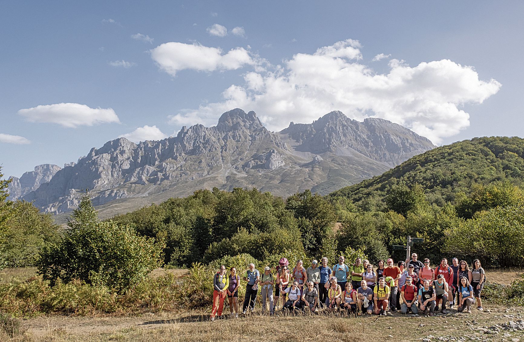 Foto de grupo con el macizo Central detrás | VICENTE GARCÍA