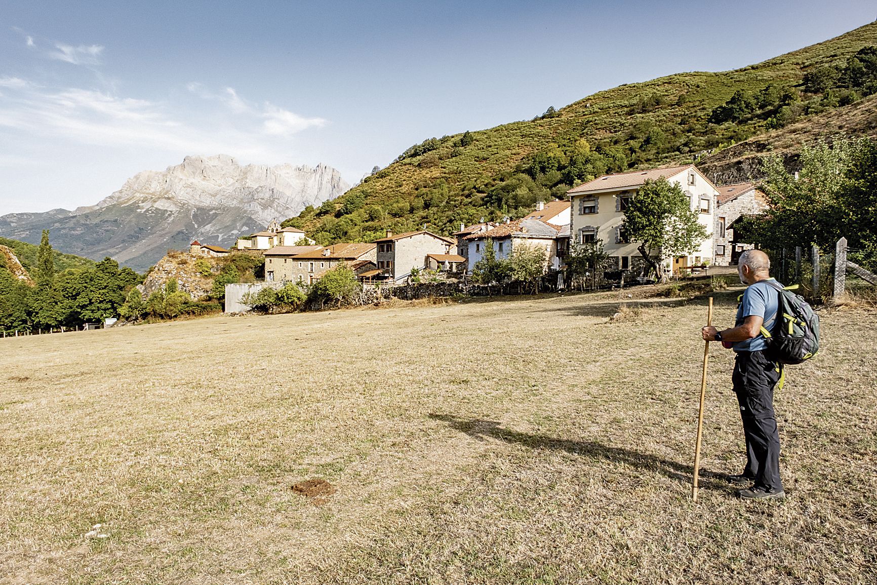 Imagen 04 Se cruza una larga pradera al salir de Santa Marina