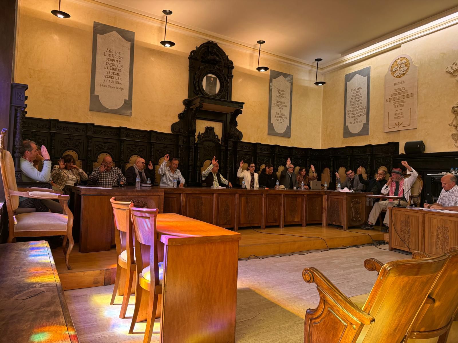 Votación de los concejales de la moción presentada por el PP con respaldo de todas los grupos municipales. | L.N.C.