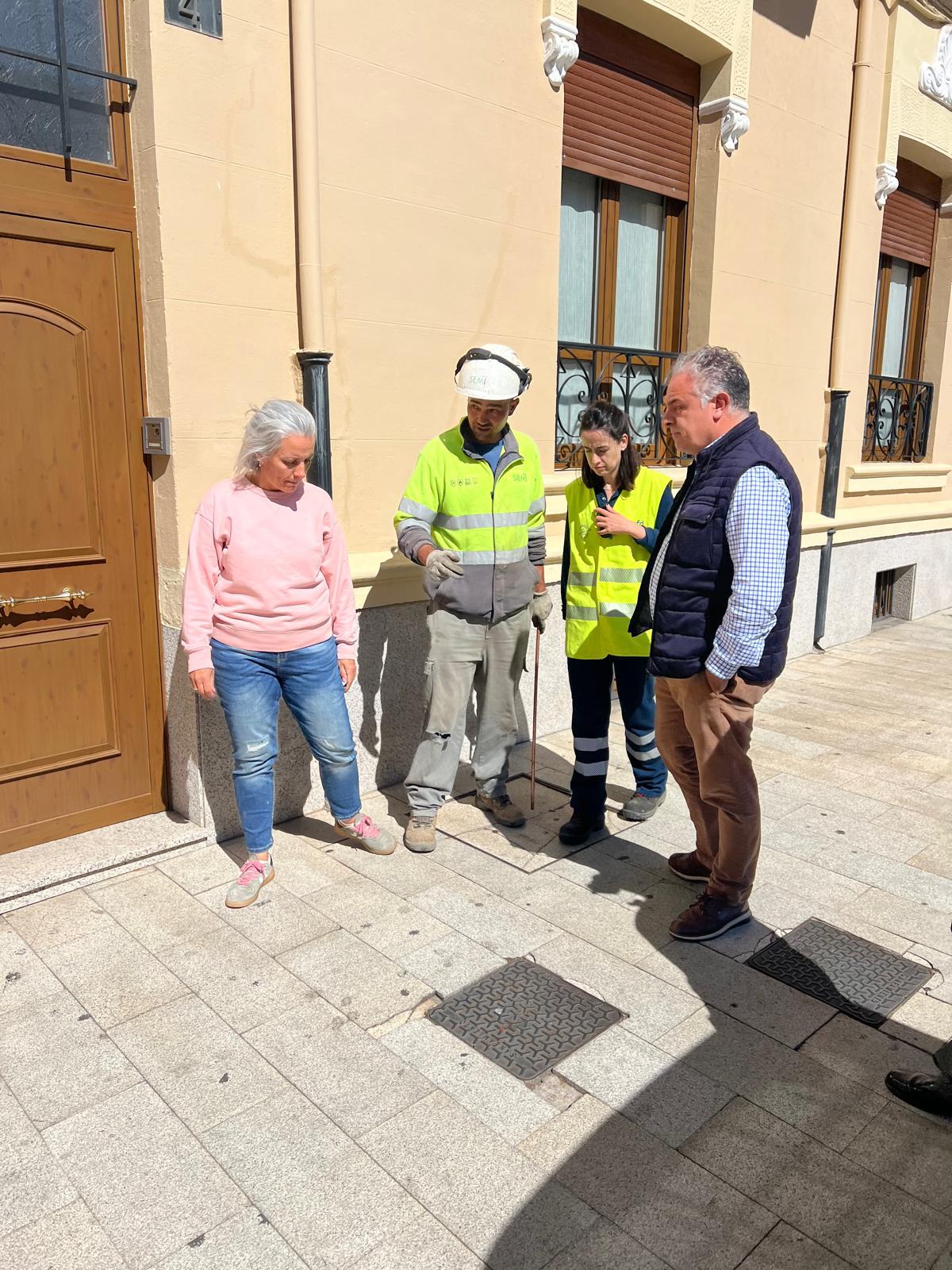 El alcalde de Astorga, José Luis Nieto, visitando las obras de mejora de la red eléctrica. | L.N.C.