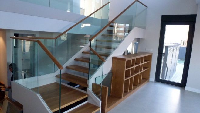 Escalera metálica realizada con hierro y vidrio. JL MONTES