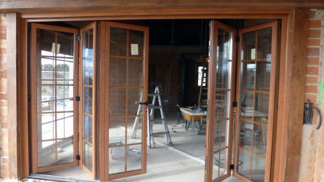 Imagen de un cerramiento plegable con guía empotrada. JL MONTES