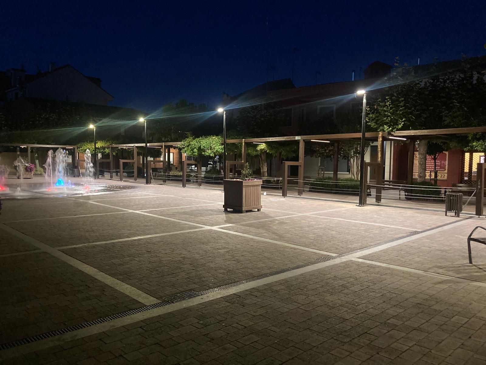 Nueva iluminación de la plaza de la Madera de Santa María del Páramo. | L.N.C.