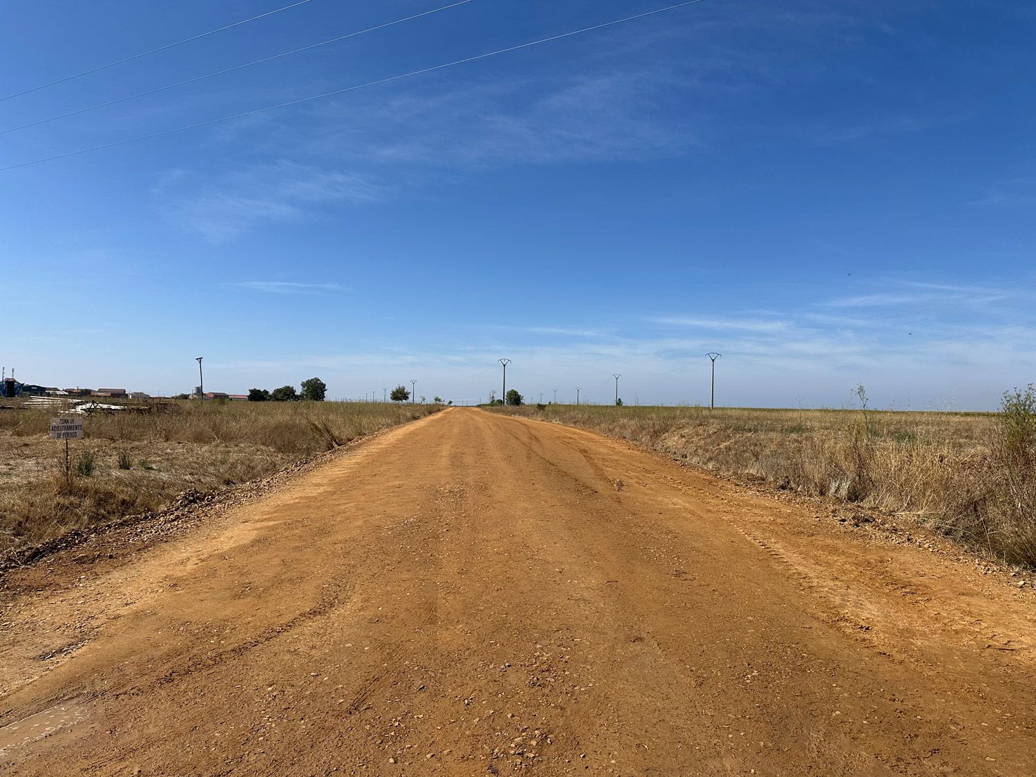 Camino de circunvalación de Laguna de Negrillos que ha sido acondicionado. | L.N.C.