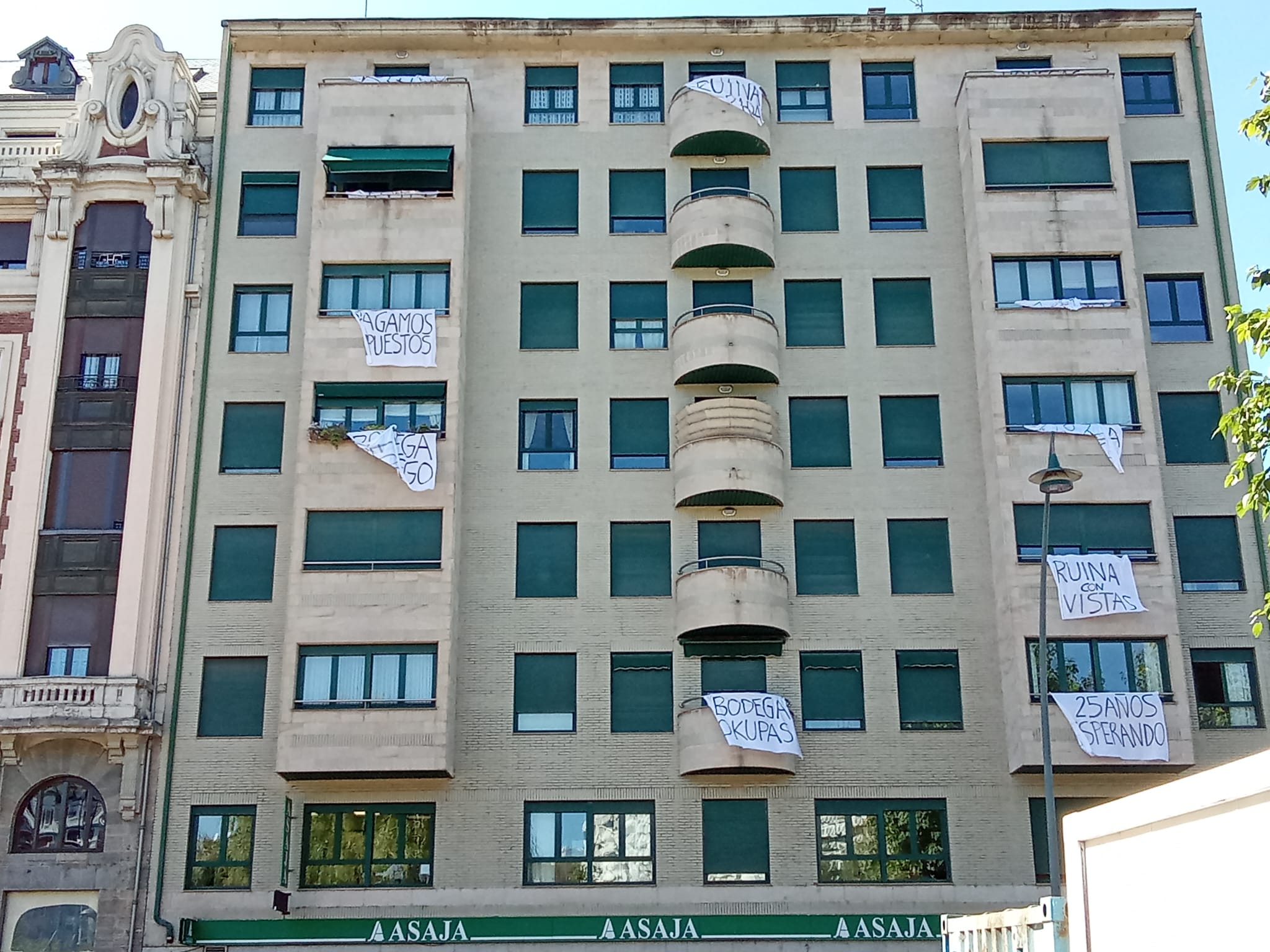 Imagen de algunas de las pancartas colgadas por los vecinos como señal de protesta. | L.N.C.