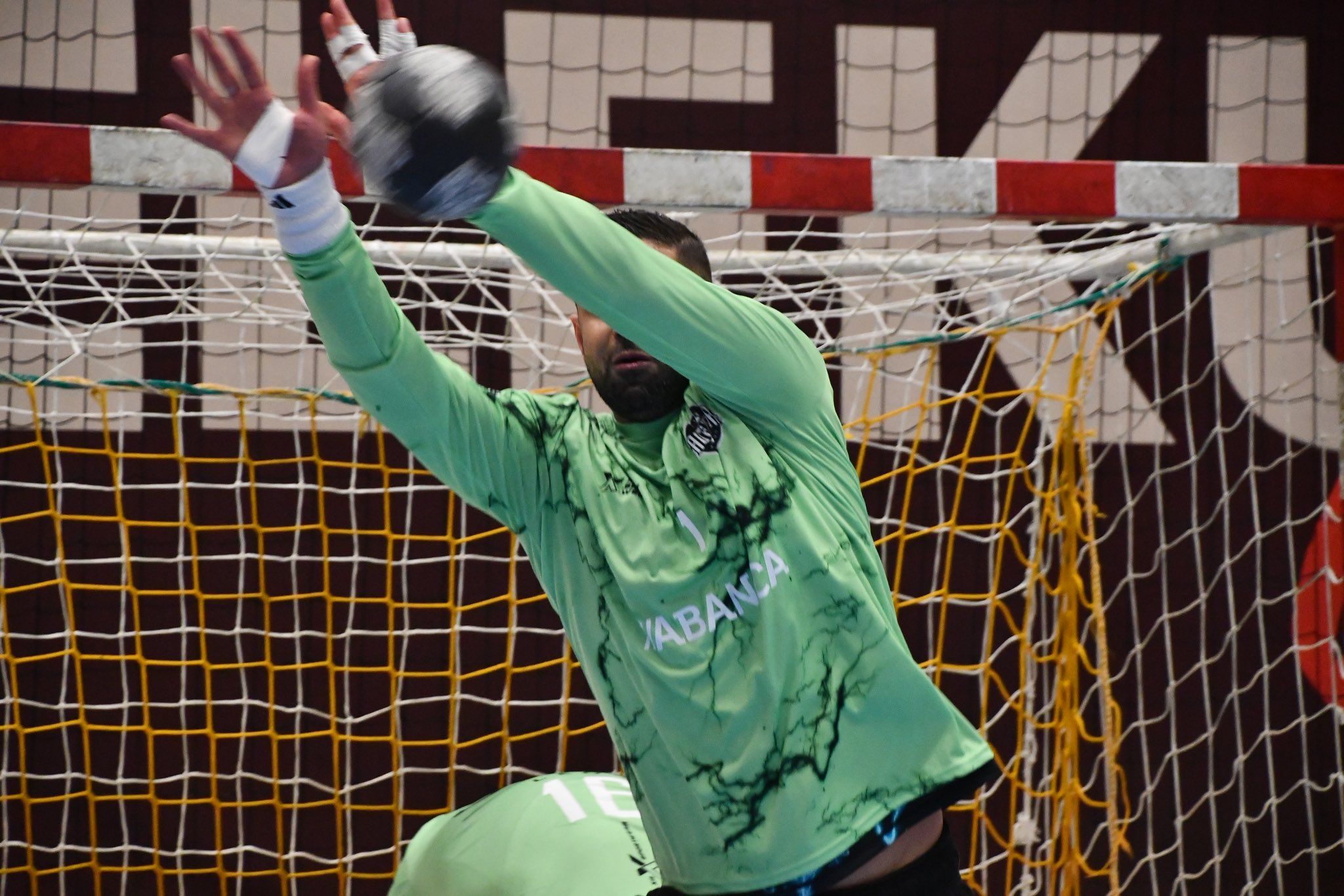 Saeid, que realizó un gran partido, realiza una intervención en Artaleku. ARRATE MORALES (ASOBAL)