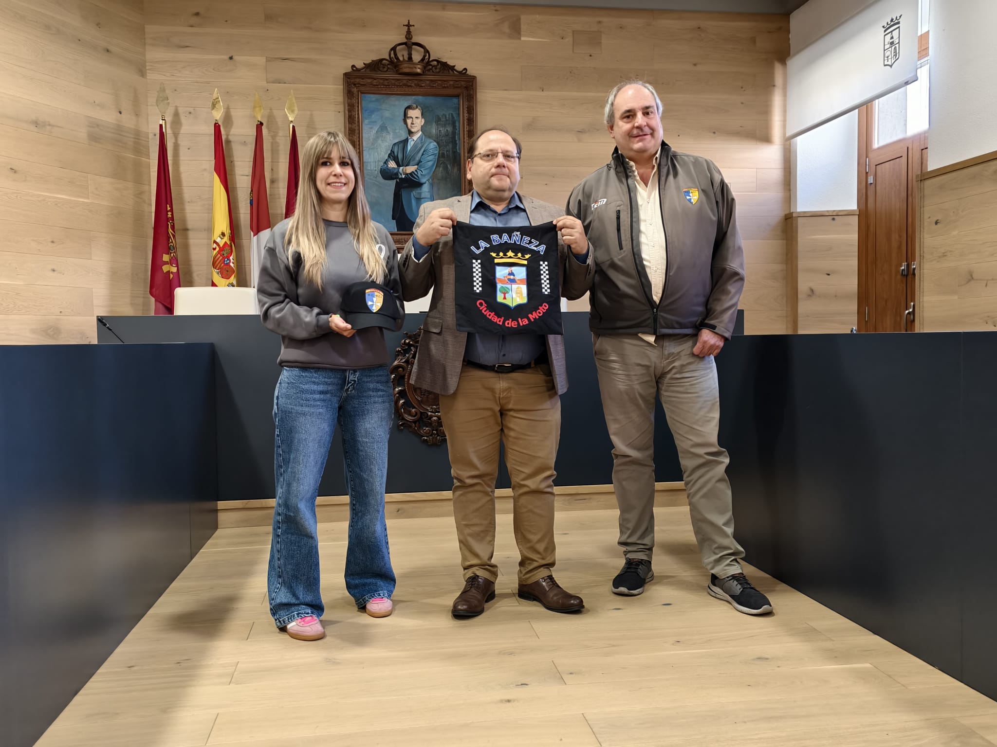 Laura Gallego, Javier Carrera y Carlos Sainz durante la presentación de la cita. | A. RODRÍGUEZ