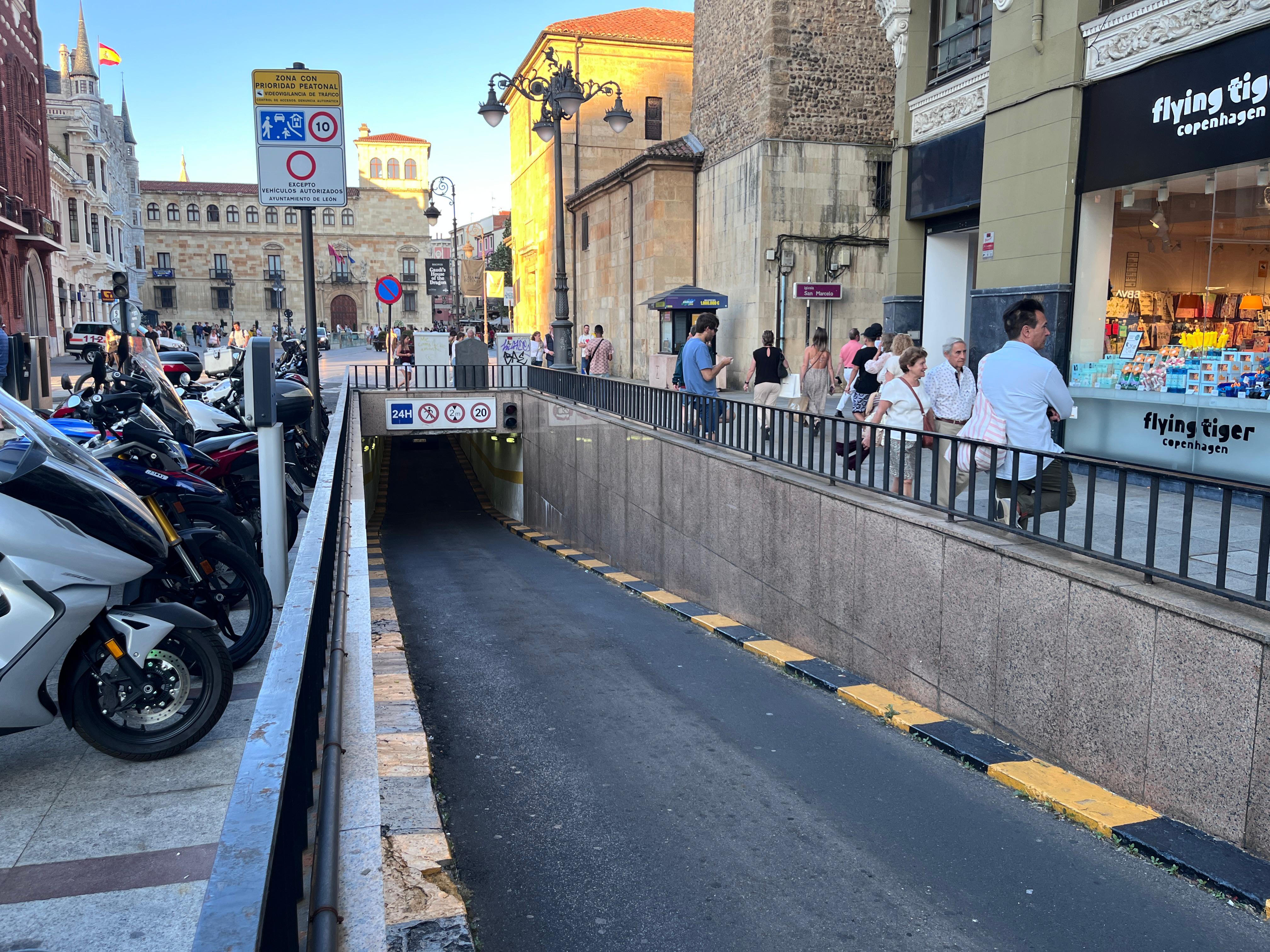 Acceso de vehículos al aparcamiento subterráneo de San Marcelo. | SAÚL ARÉN