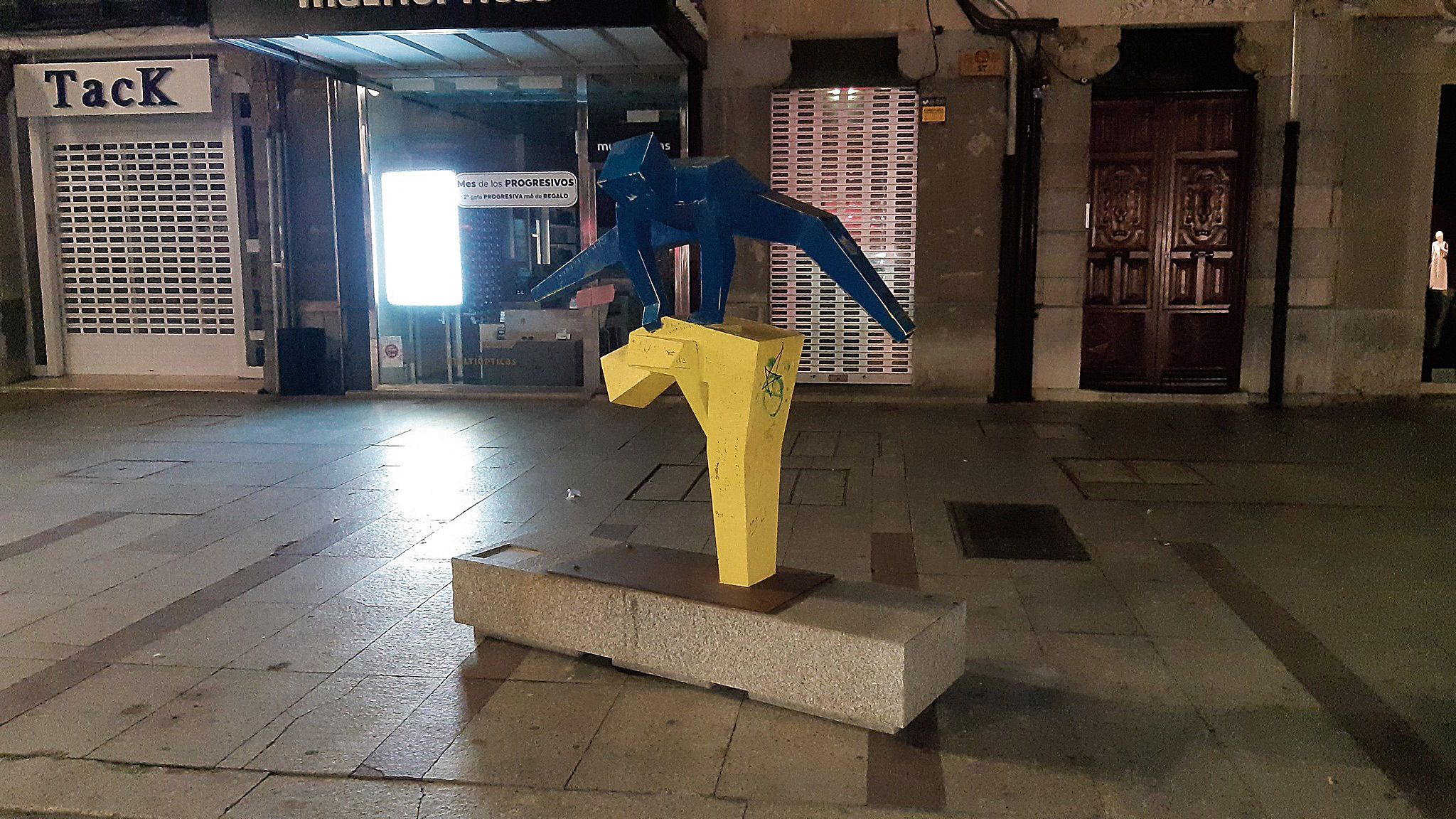 La escultura de Robles ha sido movida y presenta graves desperfectos. | L.N.C.