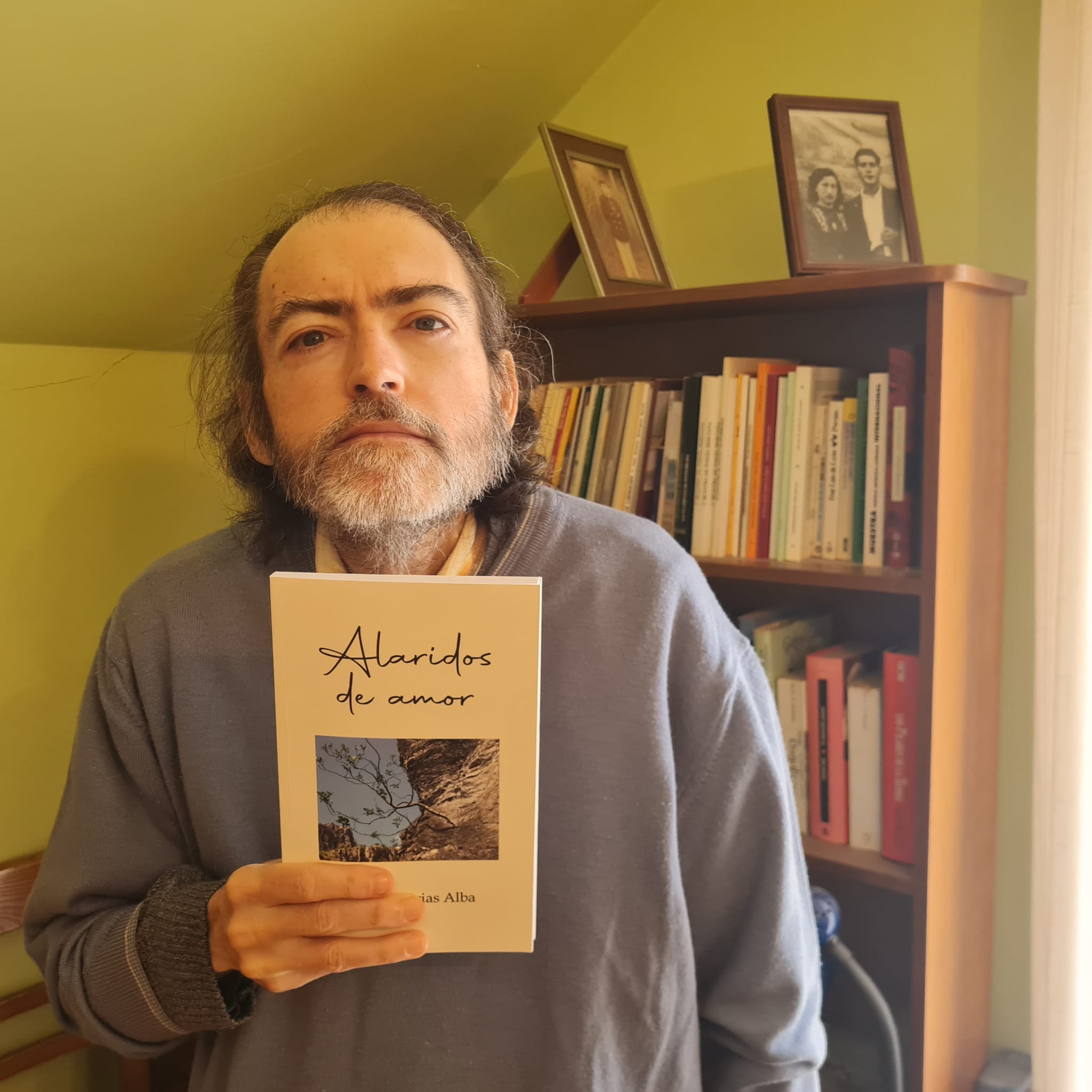 El autor con su nuevo libro entre las manos.