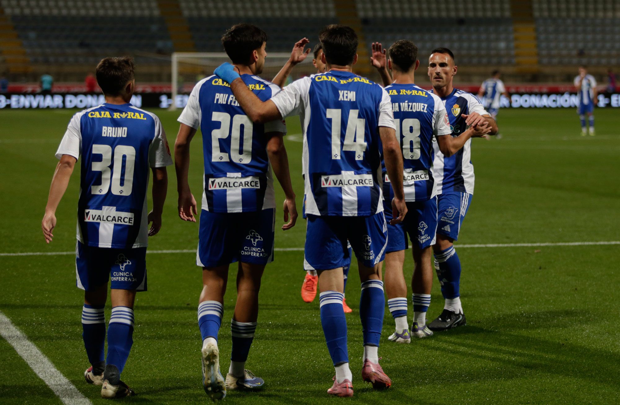 Los jugadores de la Ponferradina festejan el gol en un amistoso frente al Zamora. | FERNANDO OTERO