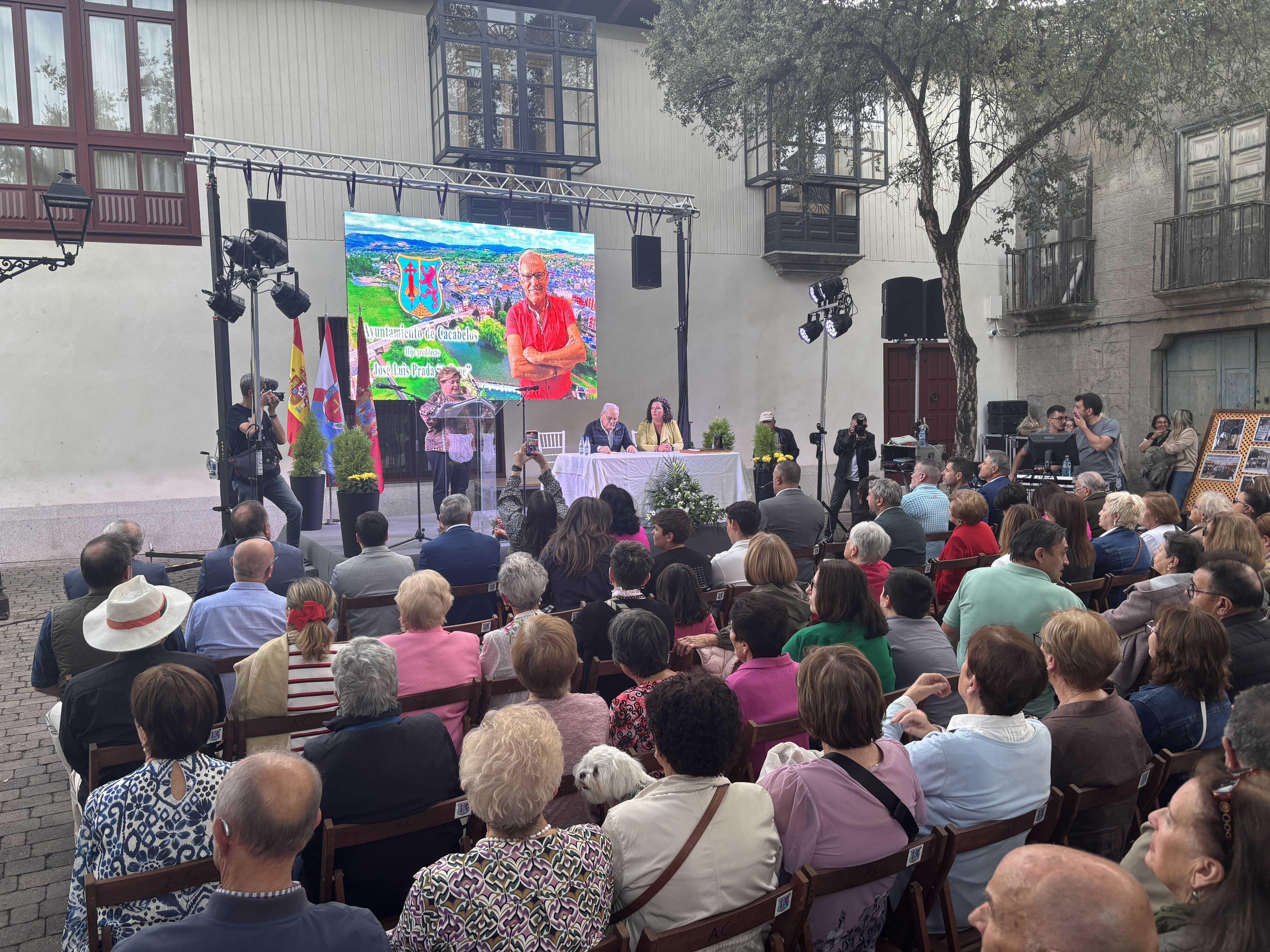 José Luis Prada, Hijo Predilecto de Cacabelos. | JAVIER FERNÁNDEZ