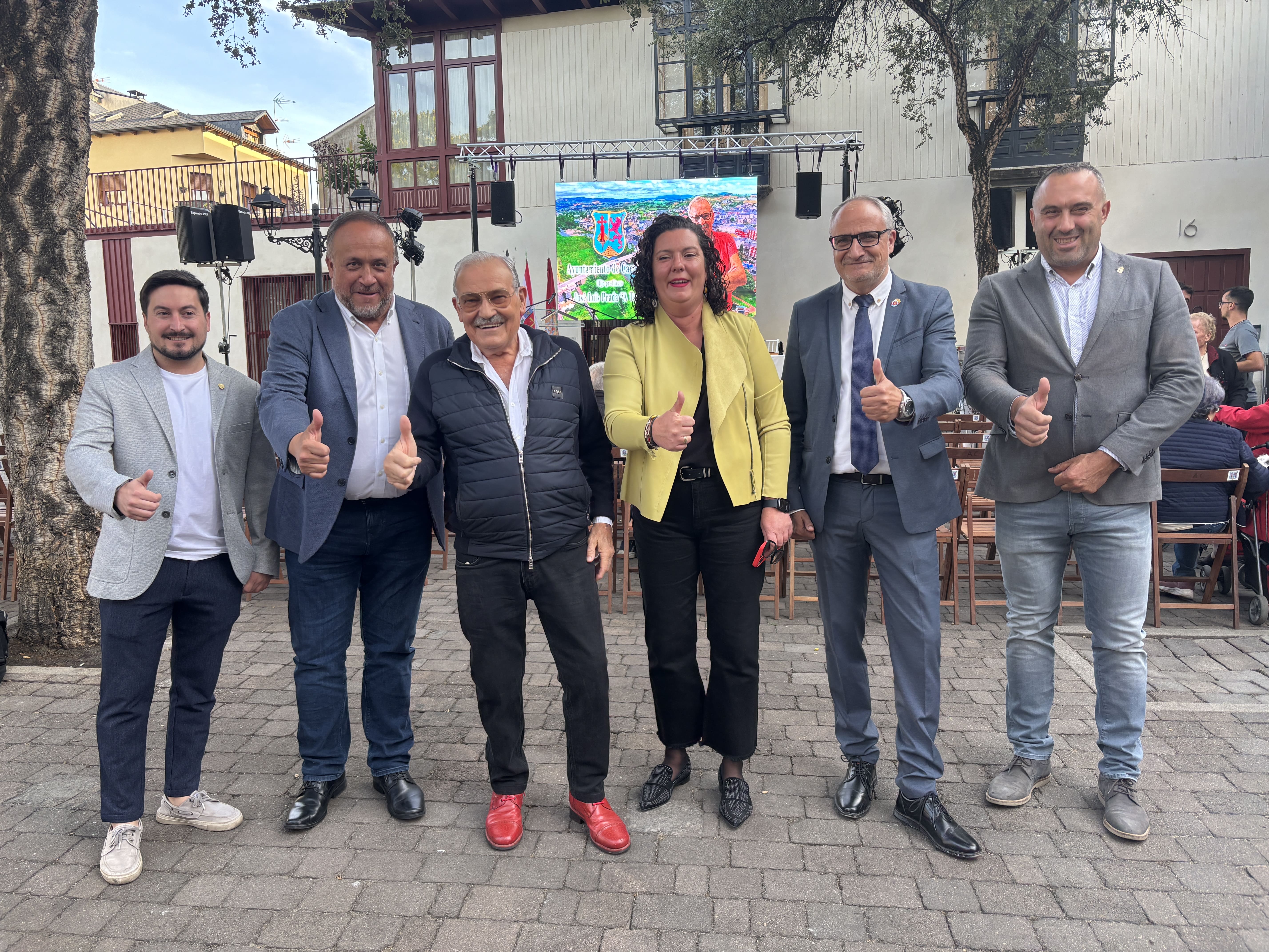 José Luis Prada, Hijo Predilecto de Cacabelos. | JAVIER FERNÁNDEZ