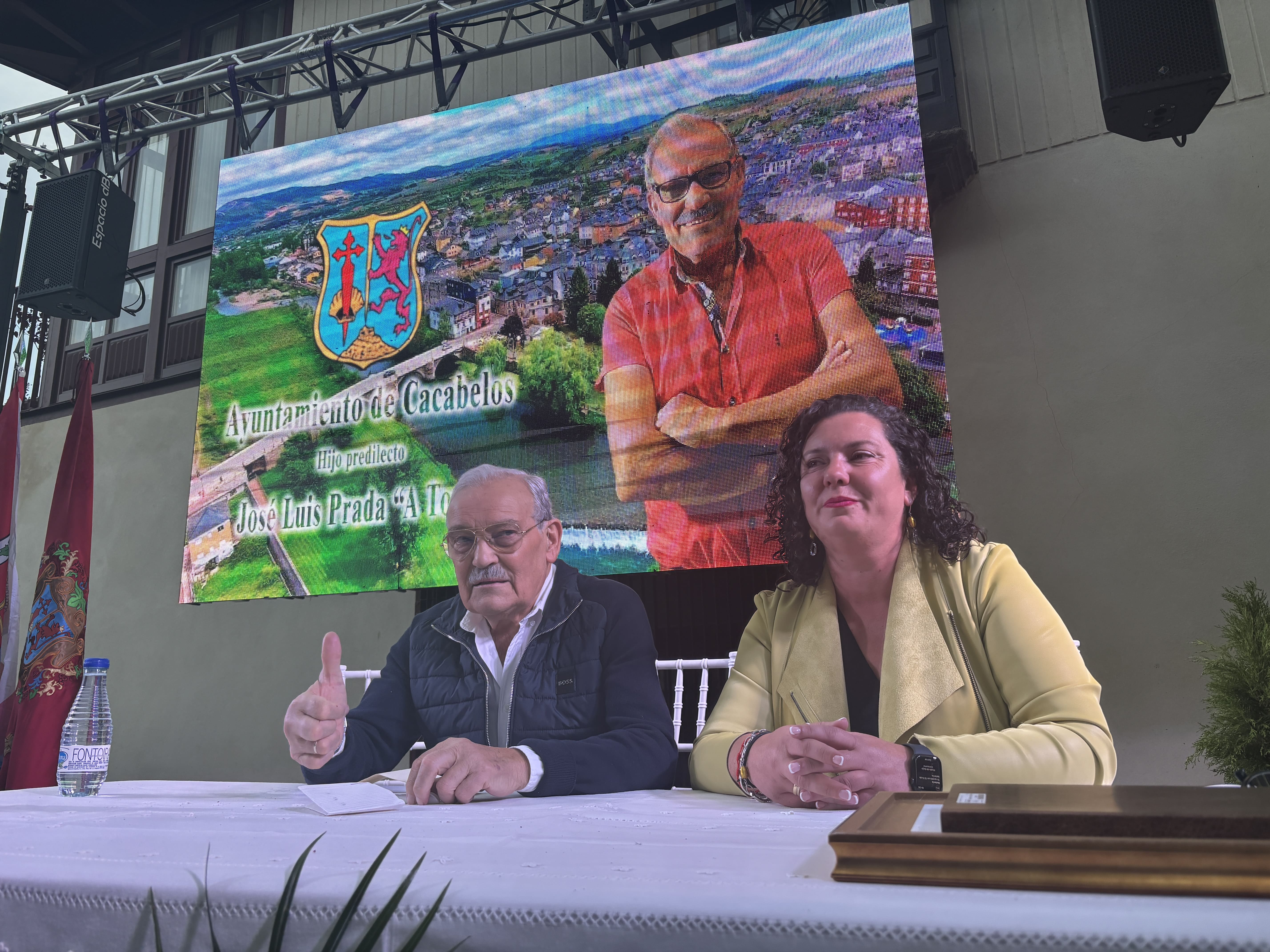 José Luis Prada junto a la alcaldesa de Cacabelos, Irene González. | JAVIER FERNÁNDEZ