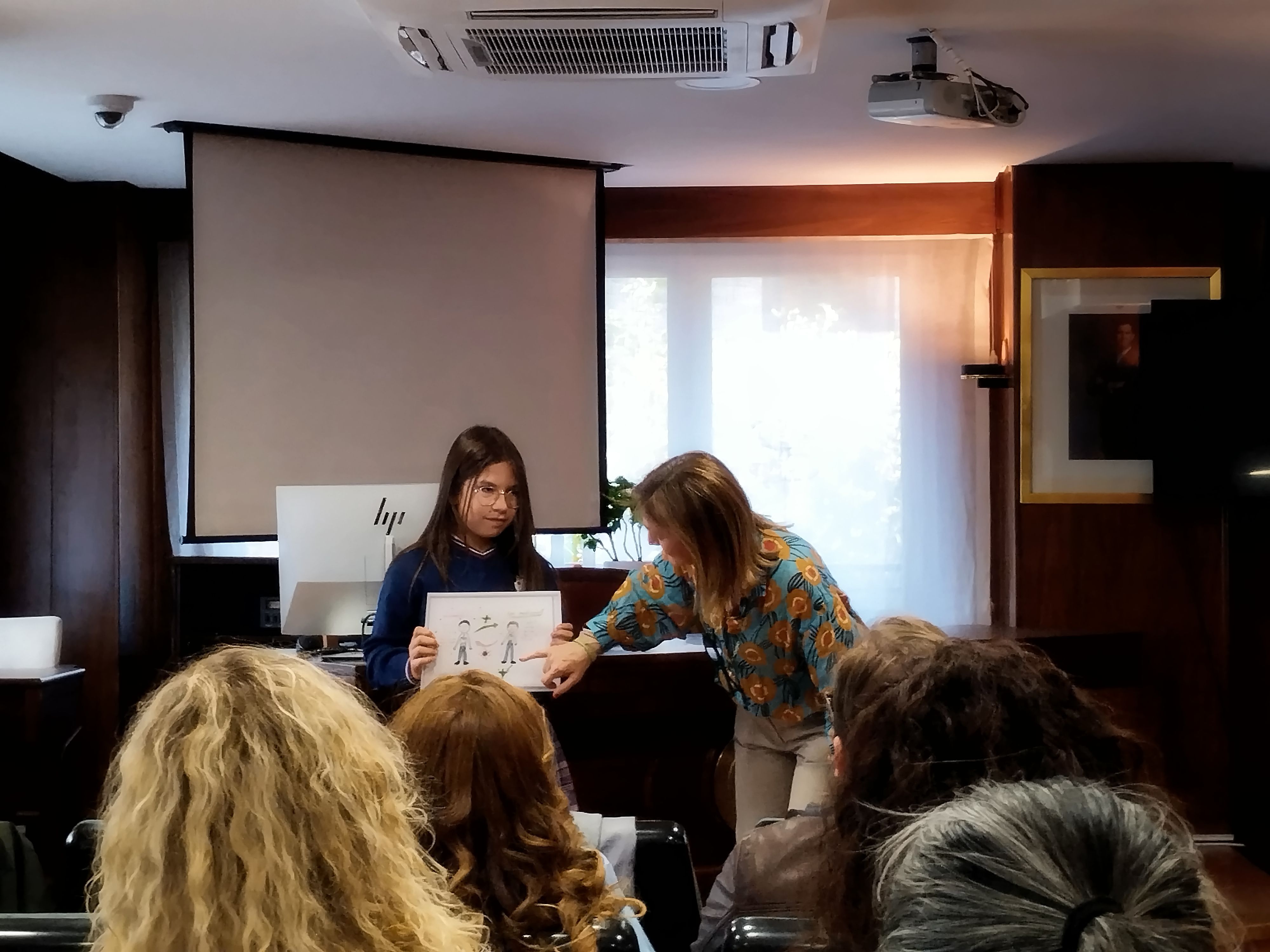 Imagen de Noa García Núñez, alumna del Colegio  La Asunción, recibe el premio del I Concurso de Dibujo COFLEÓN. | L.N.C.