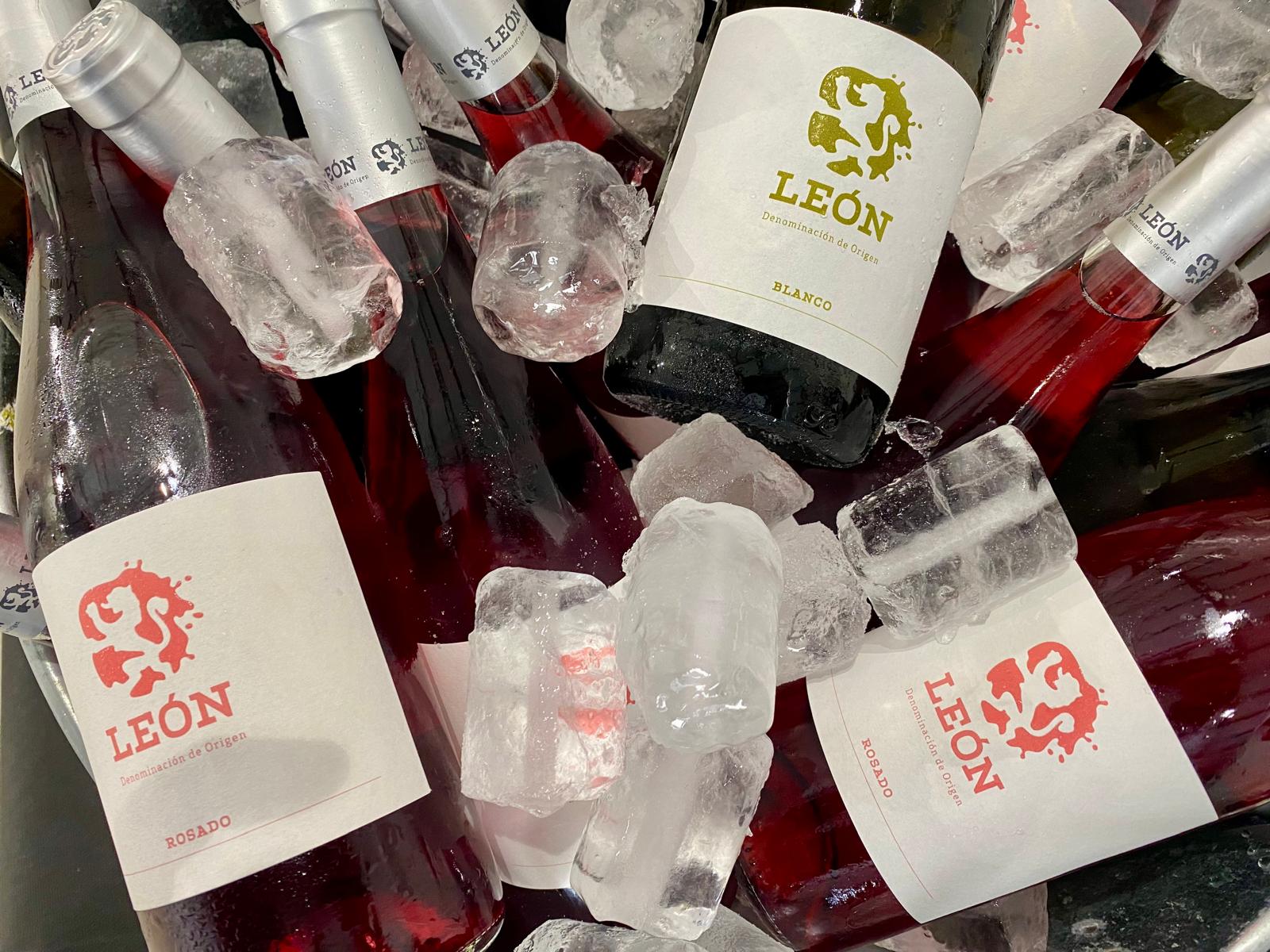 Botellas de vino blanco genérico de Albarín y rosado de Prieto Picudo de la Denominación de Origen León