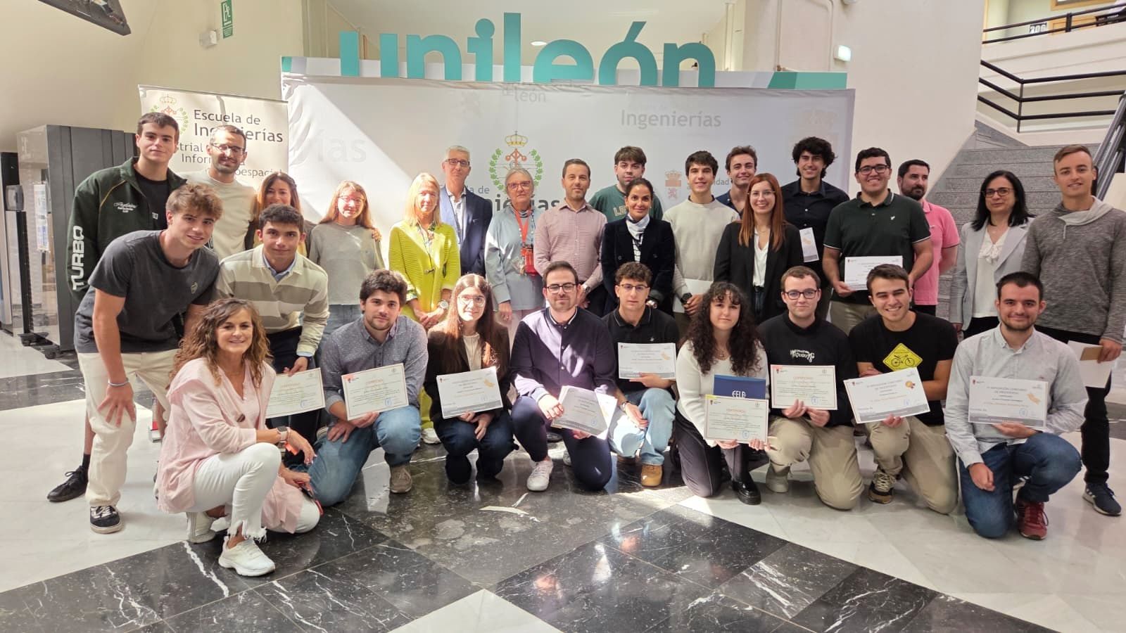 Imagen de todos lo ganadores del concurso de prototipos celebrado en la Escuela de Ingenierías Industrial, Informática y Aeroespacial de la ULE. | L.N,C. Imagen de todos lo ganadores del concurso de prototipos celebrado en la Escuela de Ingenierías Industrial, Informática y Aeroespacial de la ULE. | L.N,C.