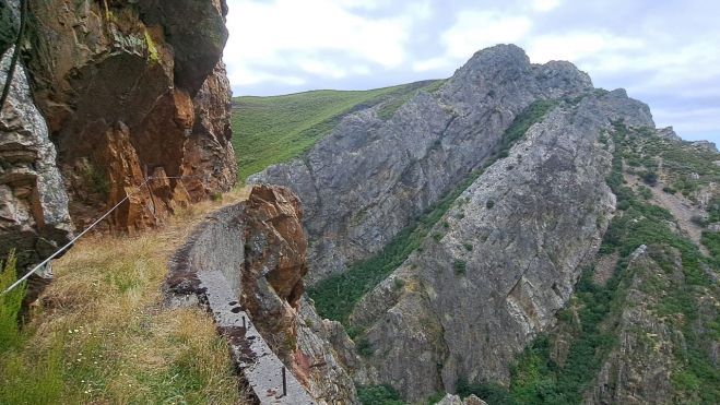 En ciertas zonas, acompaña un cable o una cuerda para dar seguridad al caminante. | MAR IGLESIAS En ciertas zonas, acompaña un cable o una cuerda para dar seguridad al caminante. | MAR IGLESIAS