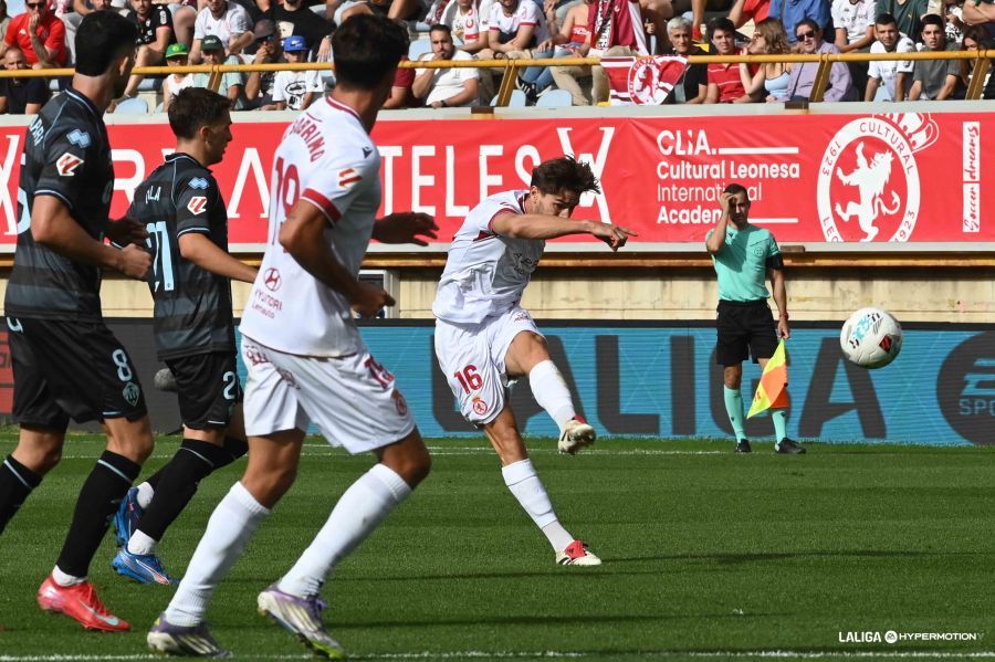 Tomás Ribeiro, disparando en la imagen, se estrenará como titular. | LALIGA