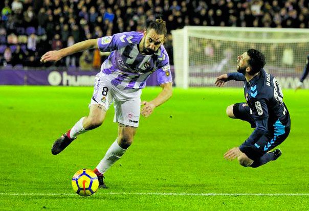 Rodri sale volando en el último partido de la Cultural en Valladolid. | F. BLANCO
