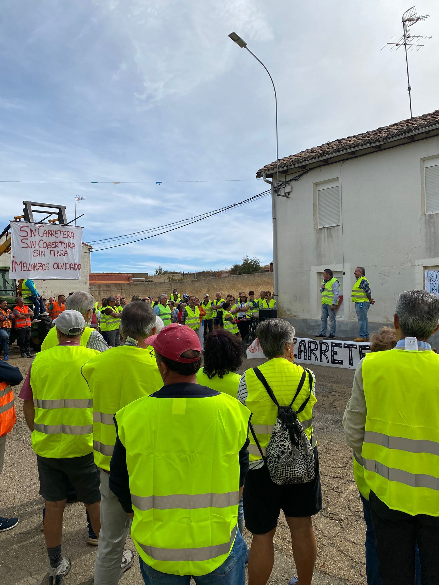 Vecinos del municipio se manifiestan para reclamar a la Junta el arreglo de la carretera LE-213. | Ical
