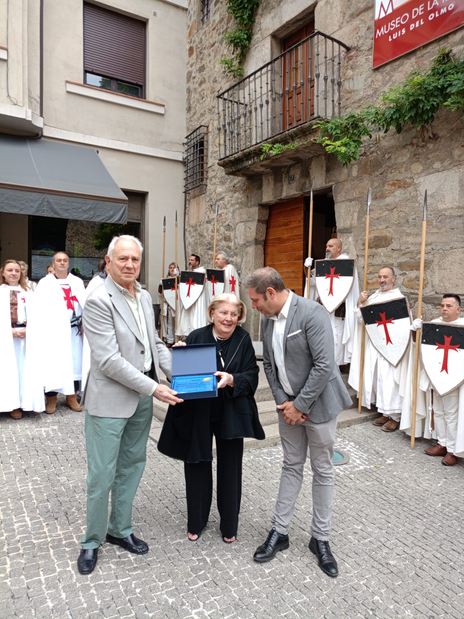Amalita Ruiz recibe el Botillo de Oro.