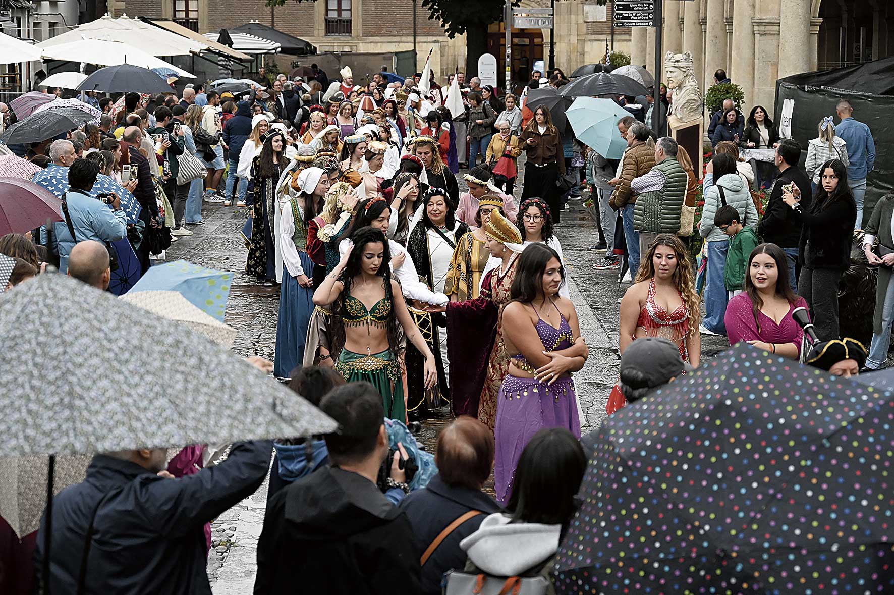 Las doncellas desfilaron a la carrera por la calle Ancha hacia San Isidoro. | SAÚL ARÉN